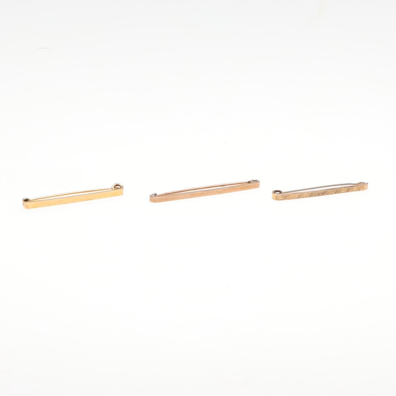 UN PASADOR DE CORBATA DE ORO DE 18 QUILATES.