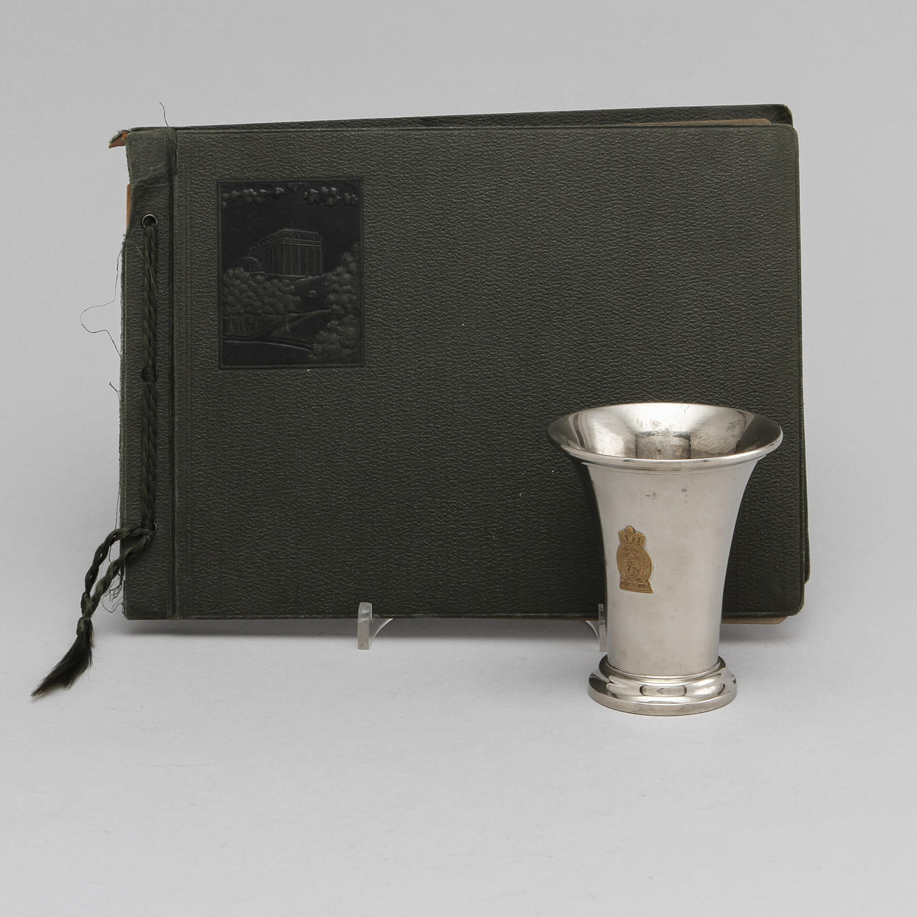 BÄGARE, nysilver samt FOTOALBUM, från Jubileumsutställningen i Göteborg 1923.