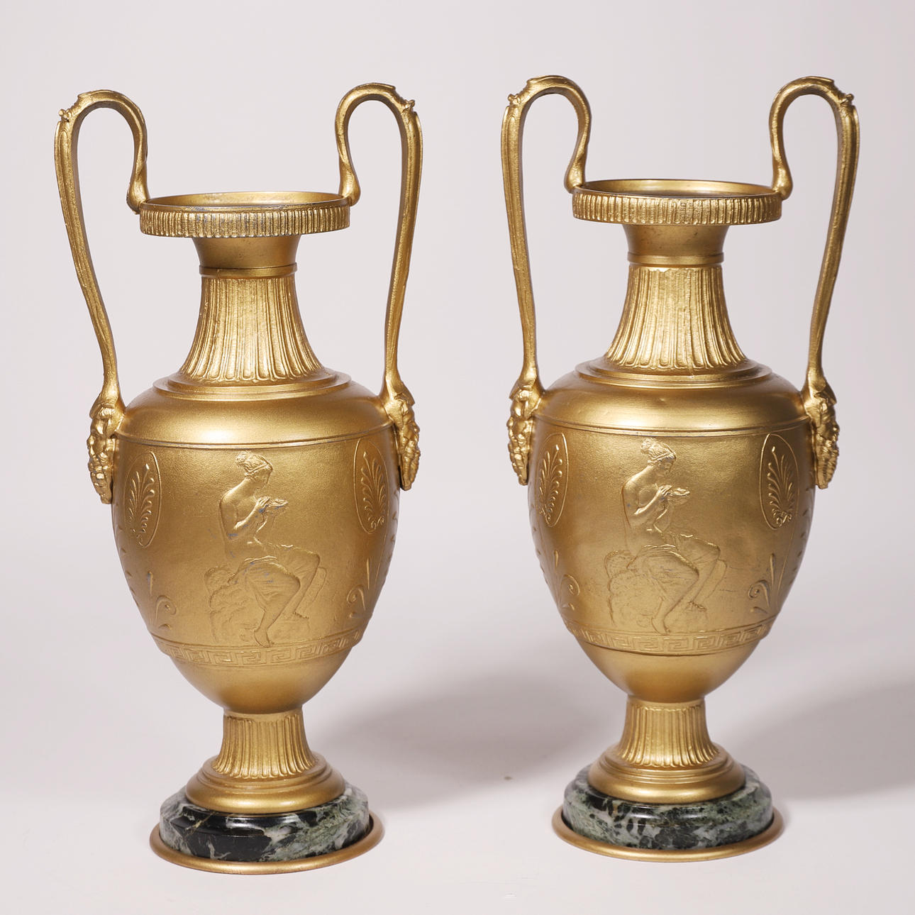 2 ÁNFORAS EN METAL SOBREDORADO.