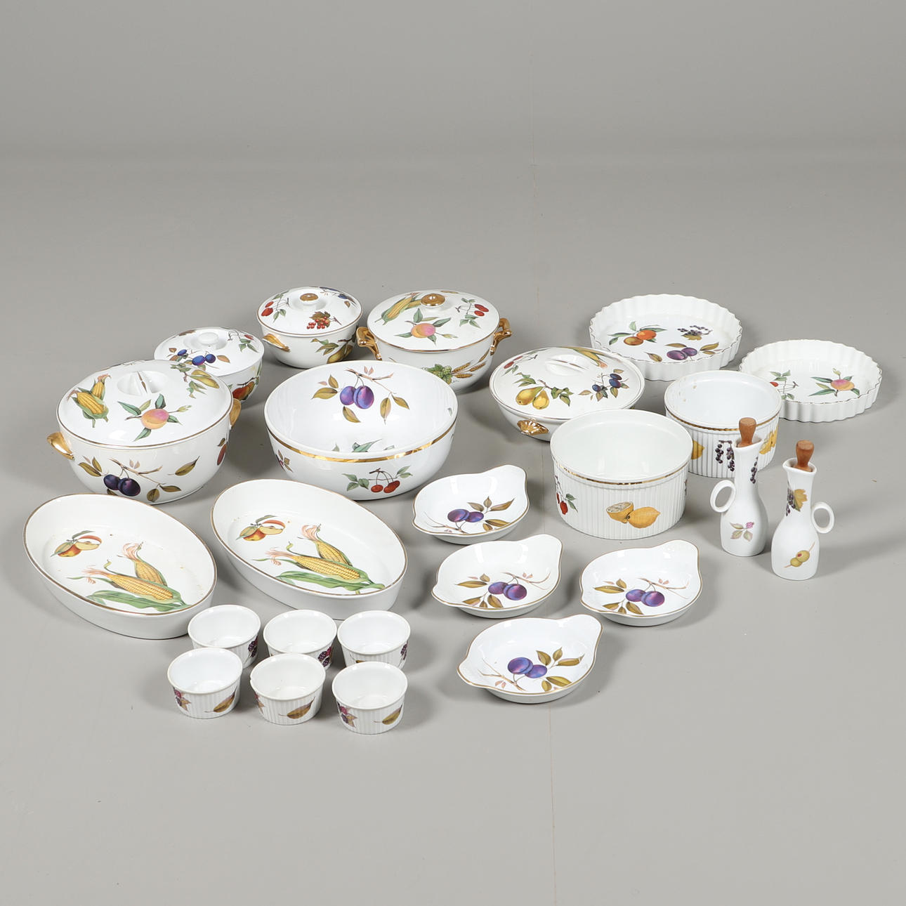 ROYAL WORCESTER EVESHAM DINNERWARE.