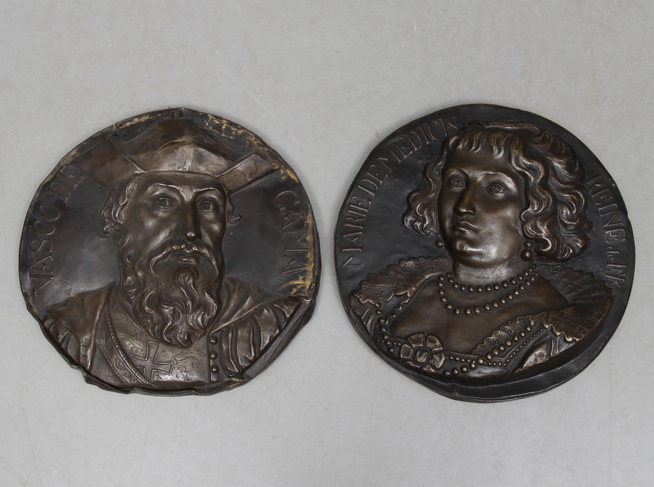 VÄGGRELIEFER, patienerad mässingsplåt, tidigt 1900-tal.