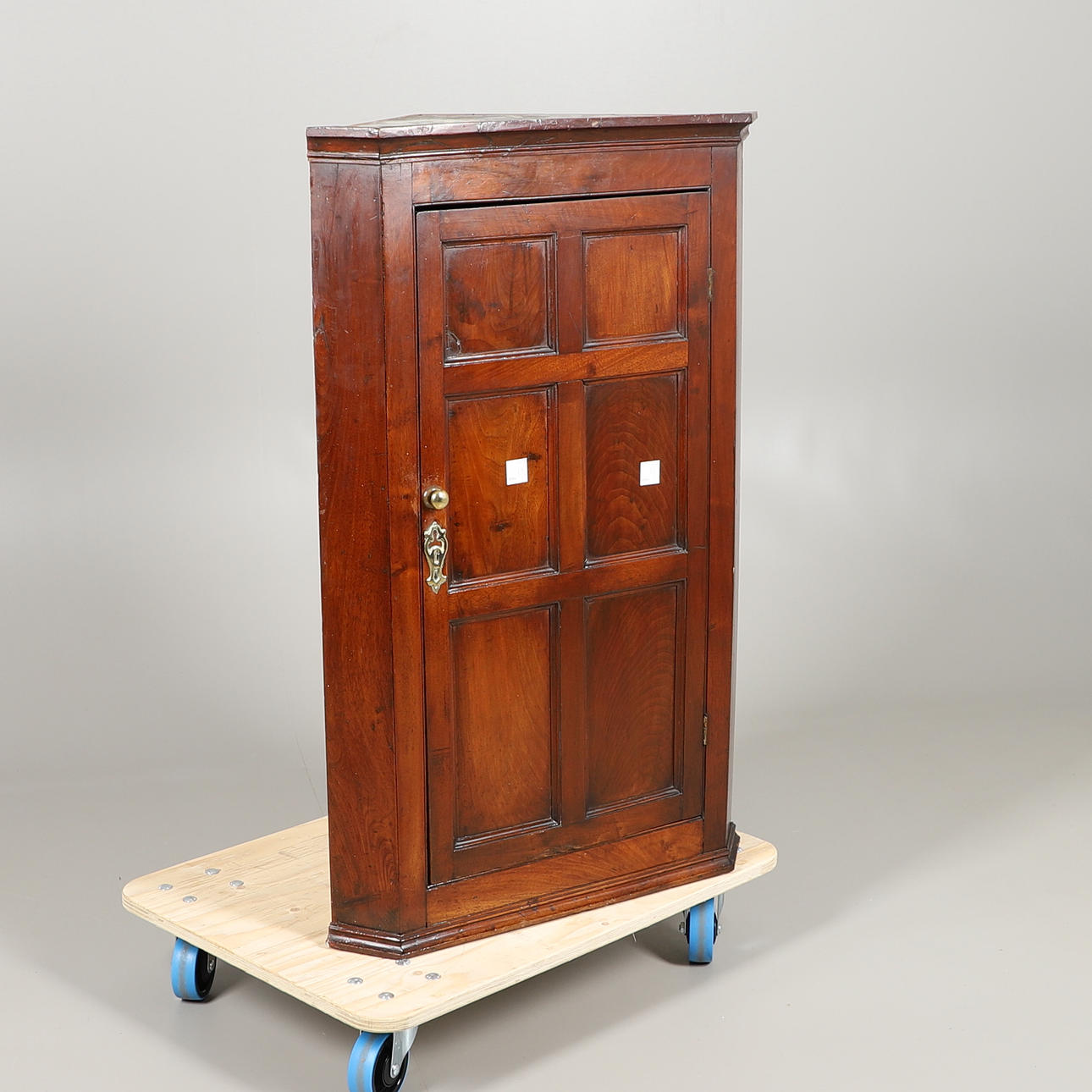 A MAHOGANY HANGING CORNER CUPBOARD.