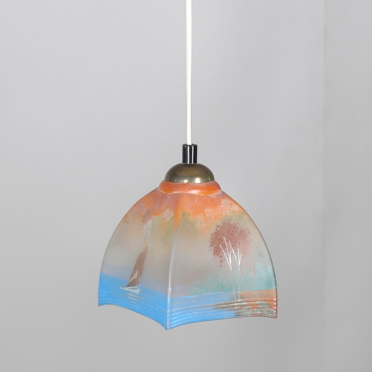 TAKLAMPA i bemålat glas, 1900-tal.