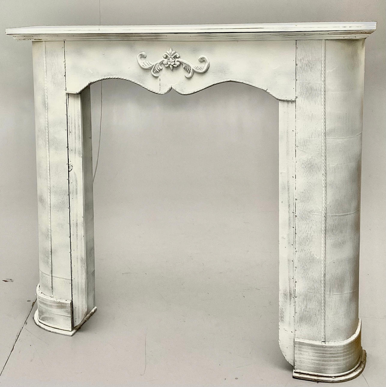 BOCA DE CHIMENEA EN CONGLOMERADO BLANCO.