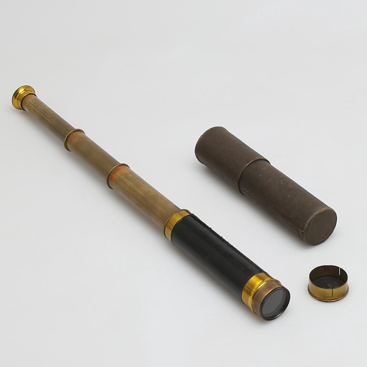 TUBKIKARE, mässing, skinn, etuie i papp/textil, sekelskiftet 1900.