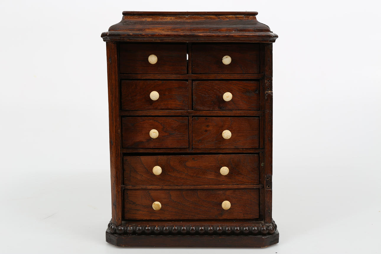 MINIATYRSKÅP MED LÅDOR, ek och rot, tidigt 1900-tal.