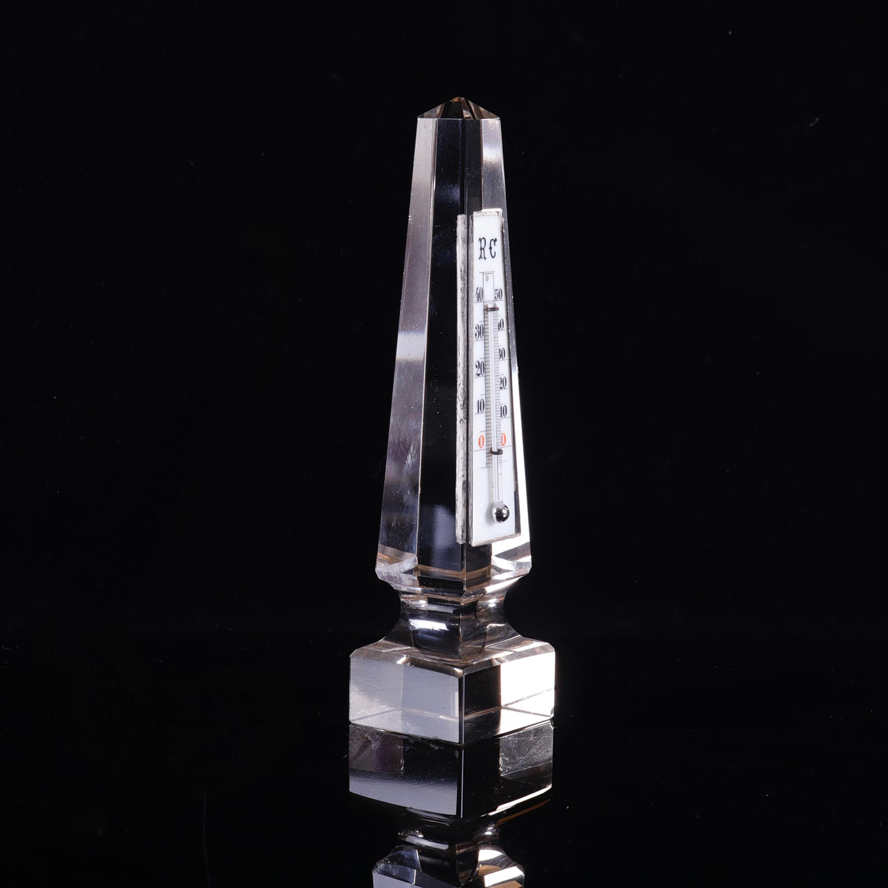 OBELISK, glas med termometer, 1900-tal.