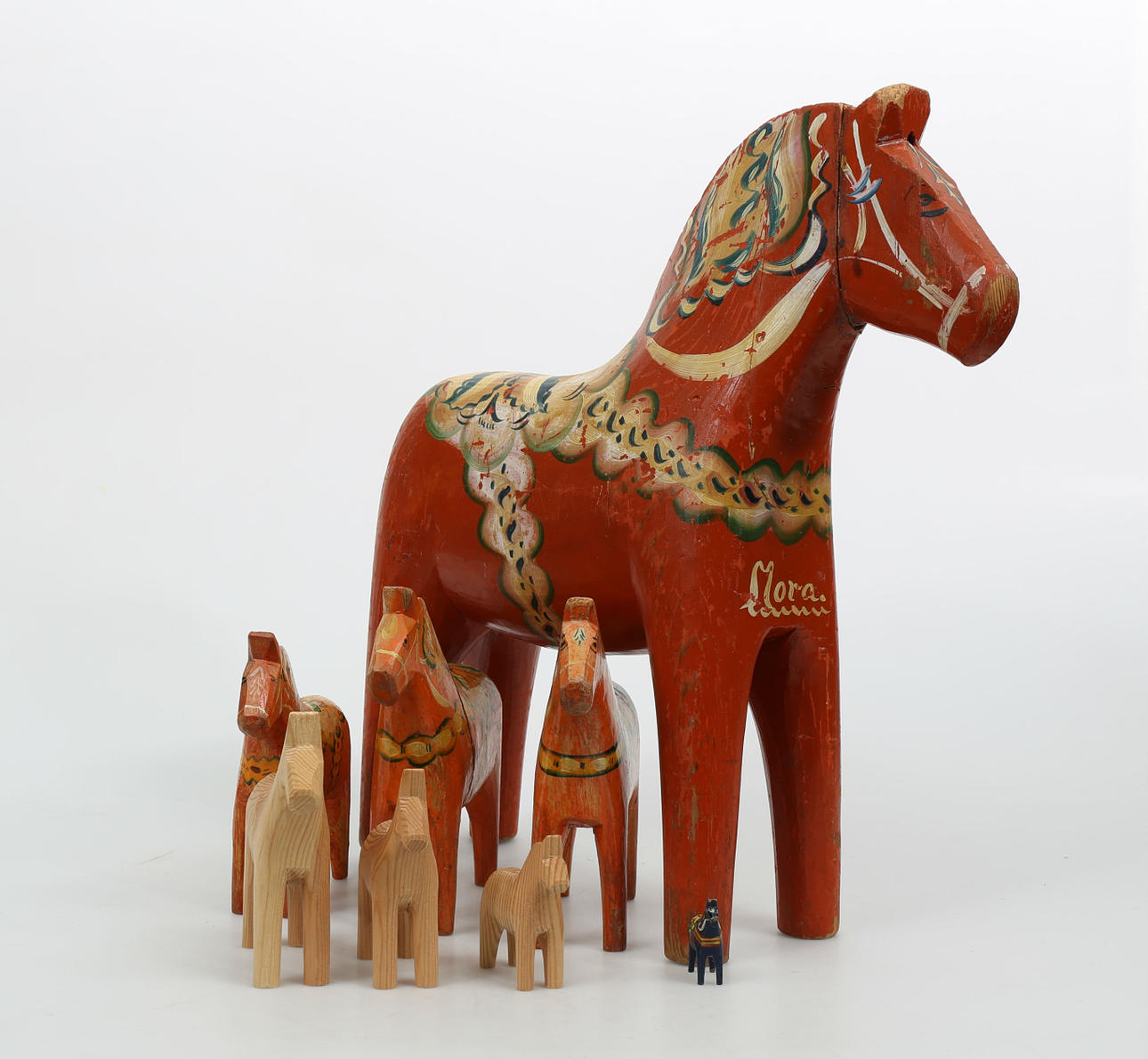 DALAHÄSTAR, trä, 8 stycken, 1900-tal.