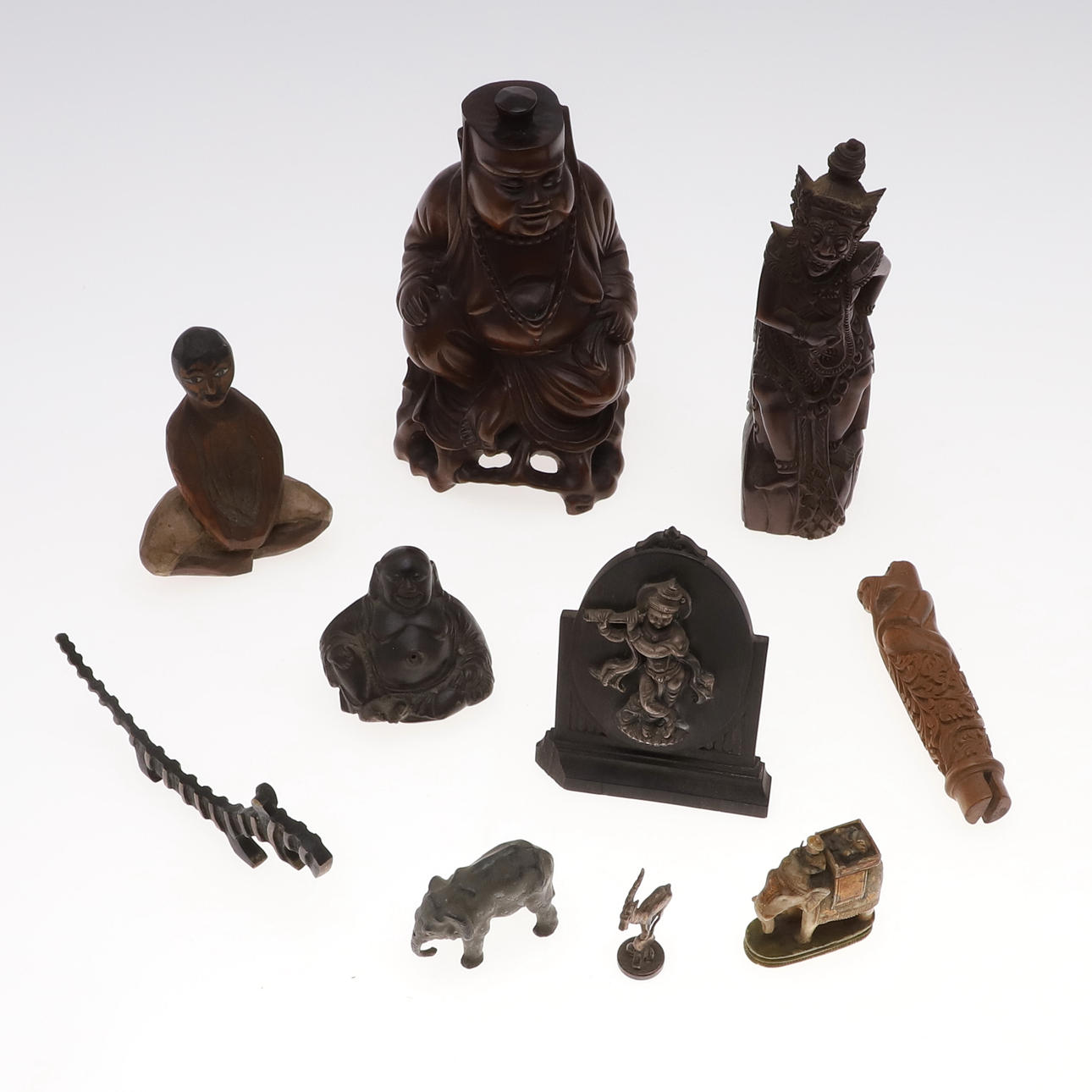 VERSCHIEDENE KLEINE ASIATISCHE SCHNITZEREI.