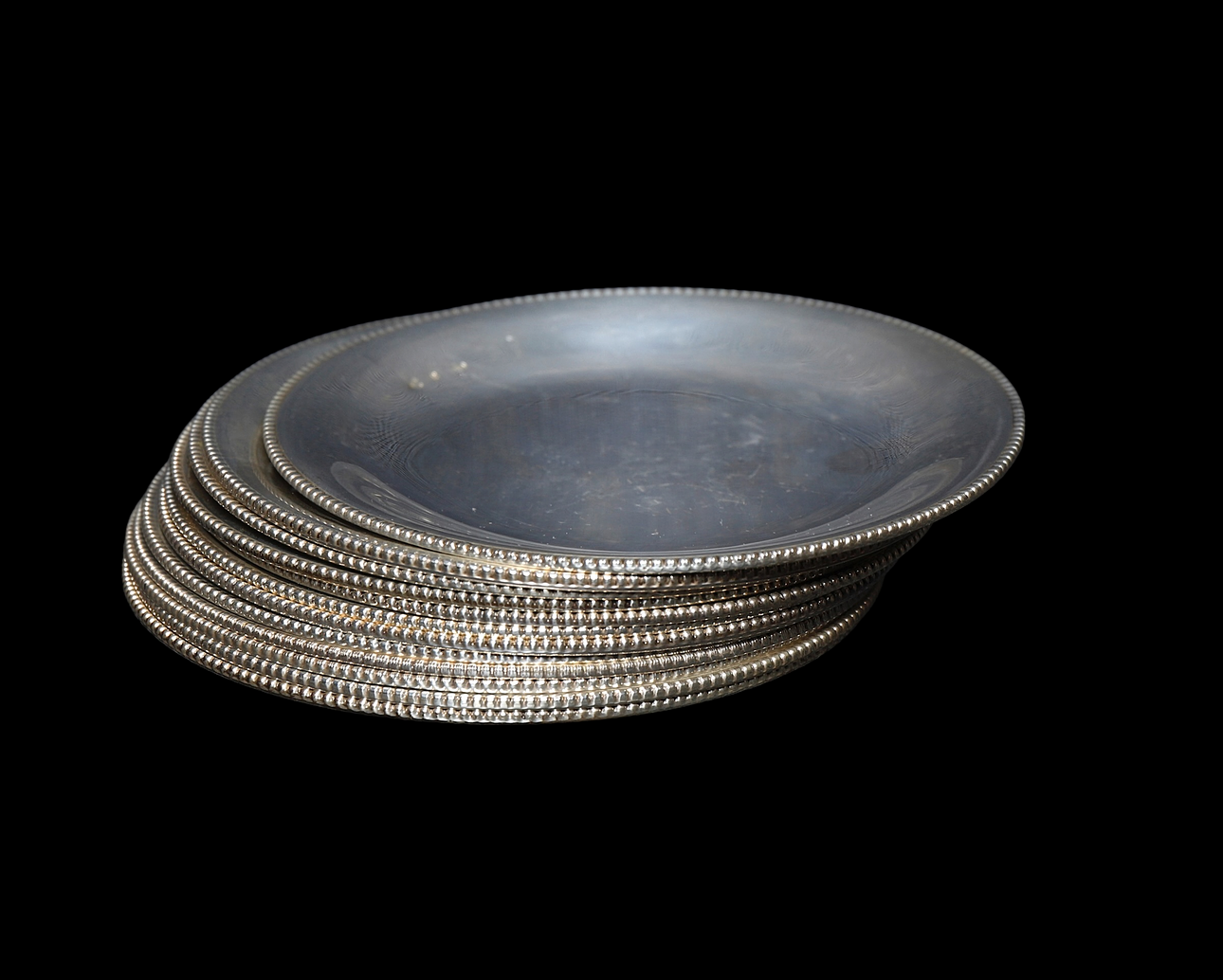 Satz von zwölf silbernen Brottellern.