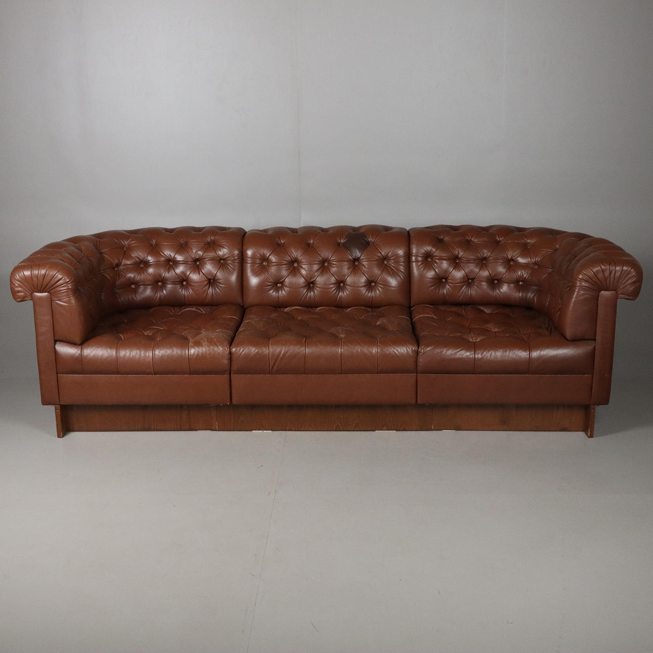 SOFÁ, Chesterfield.