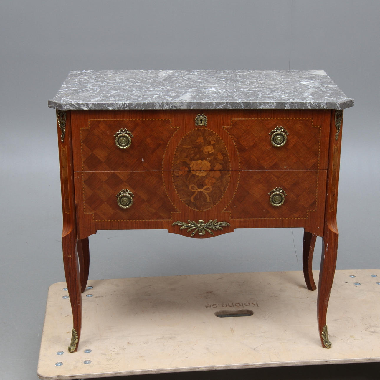 BYRÅ med stenskiva, gustaviansk stil, 1900-tal.