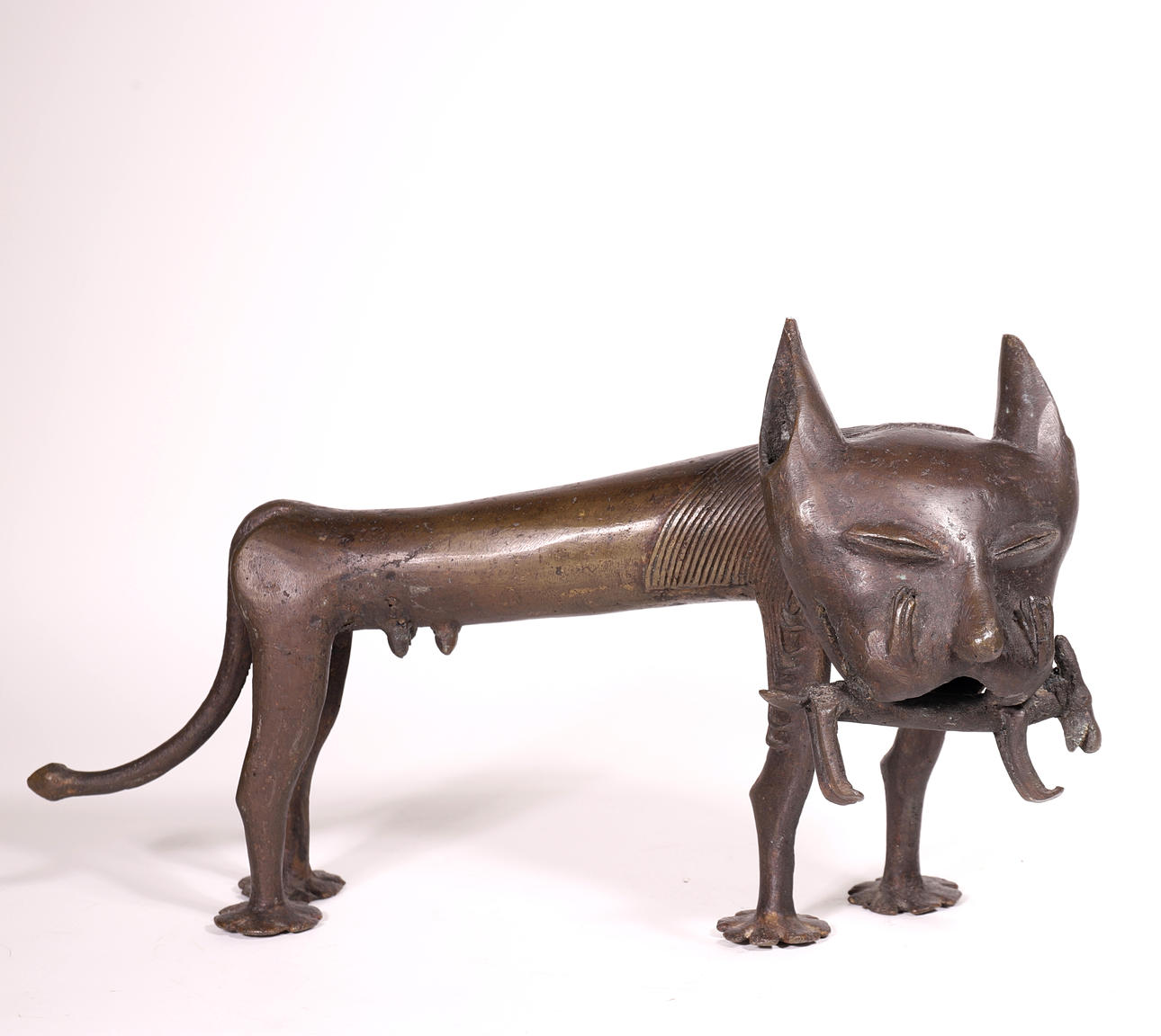 JACKAL FIGURE IN BRONZE. AFRICAN STYLE.
