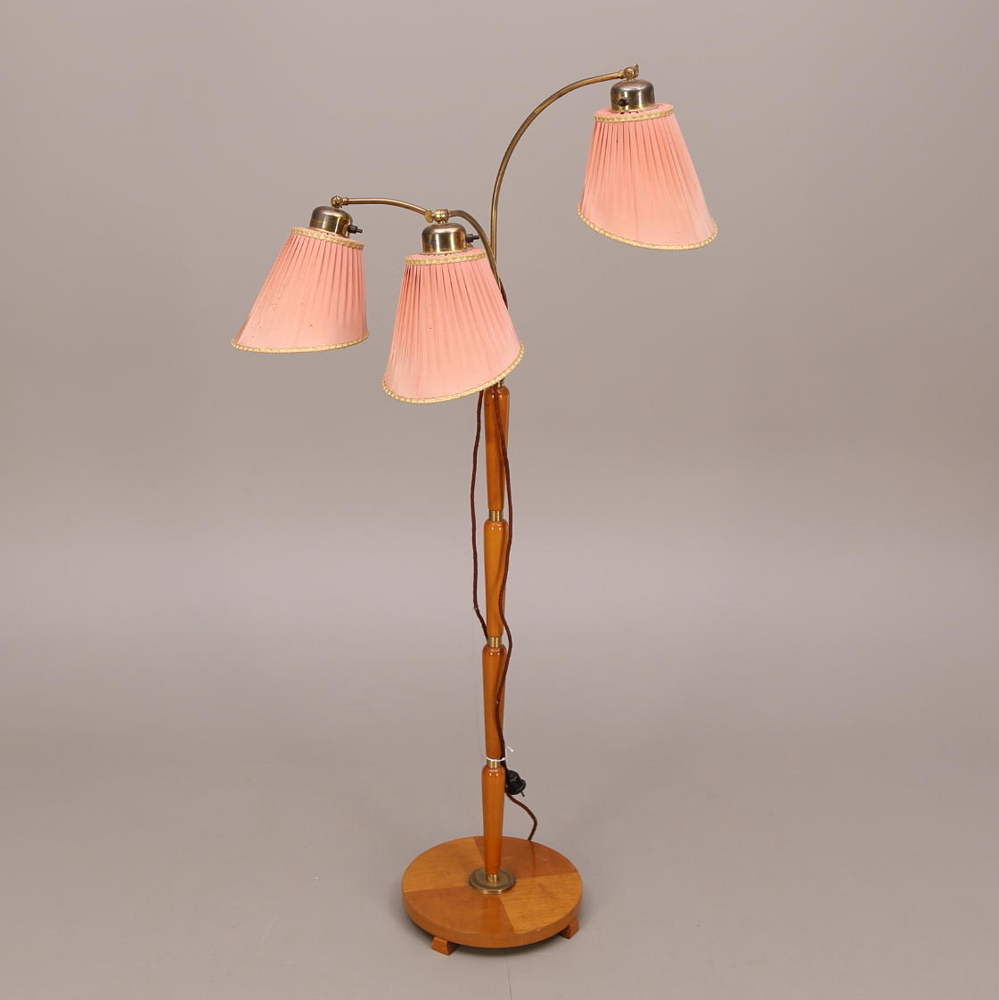 GOLVARMATUR, trä/mässing, trearmad, höj-/sänkbar, 1930/40-tal.