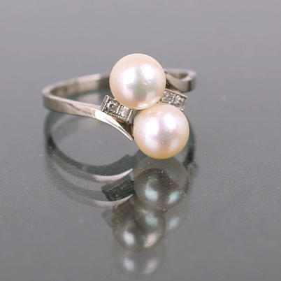 RING, vitguld 18K, med två pärlor och fyra briljanter.