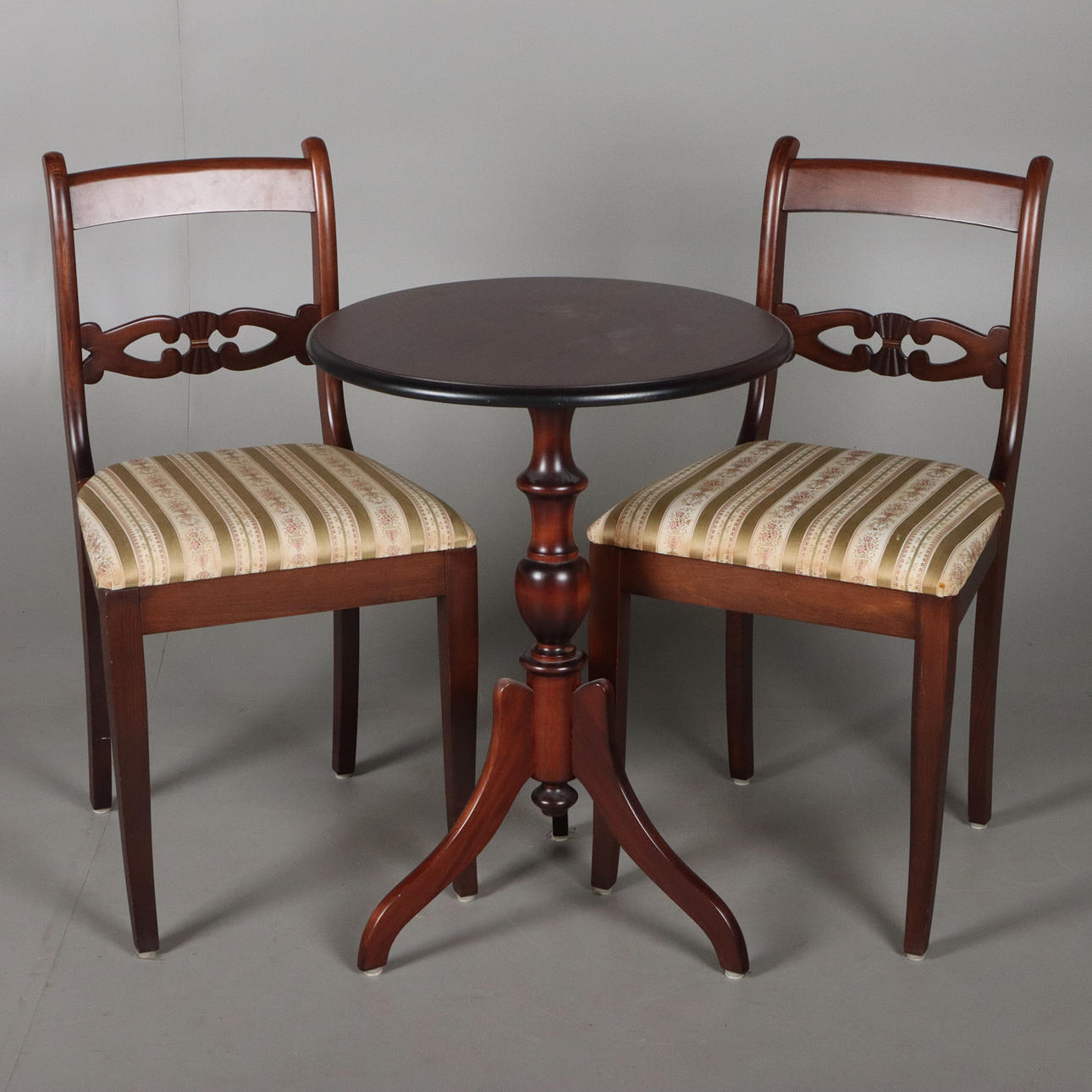 SITTGRUPP, 3 delar, bord samt stolar.