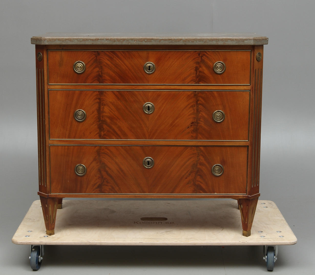 BYRÅ, med stenskiva, sengustaviansk stil, 1900-tal.