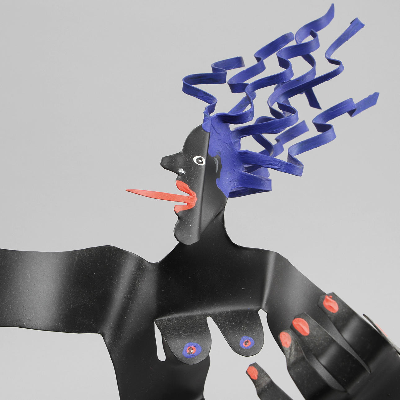 TIMO SOLIN. Skulptur stående kvinna med blått hår, bemålad plåt på plexiglassockel. Signerad och daterad -92.