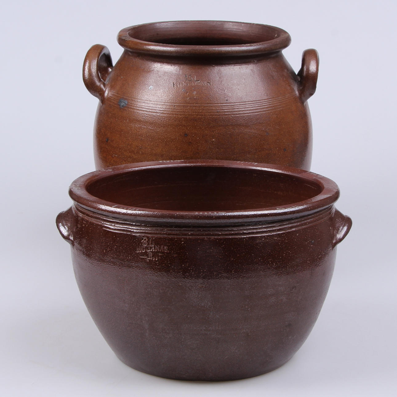 KRUS, 2 st. Stengods, delvis Robert Ahlberg, Höganäs.