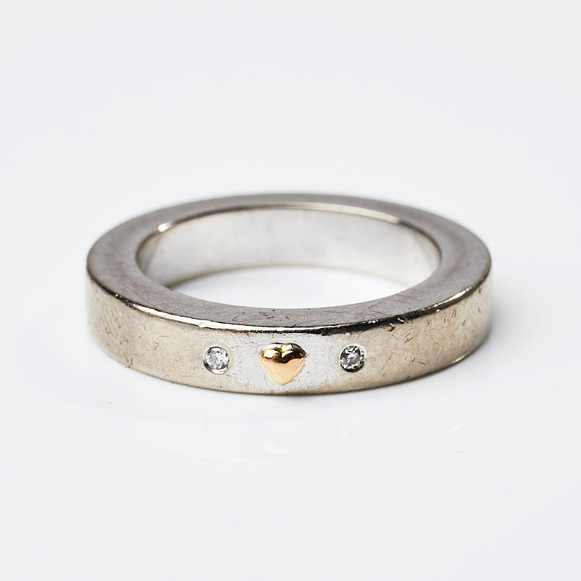 CHARLOTTE HENRIKSSON. RING, 18k guld, 2 små diamanter, för Hand, Web ...