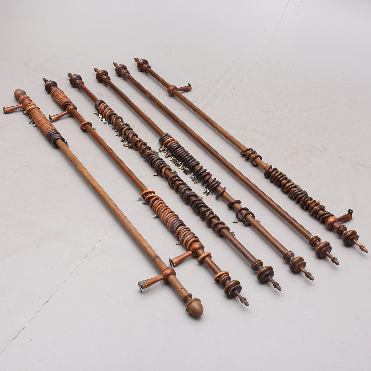 GARDINSTÄNGER, 6 st, trä.