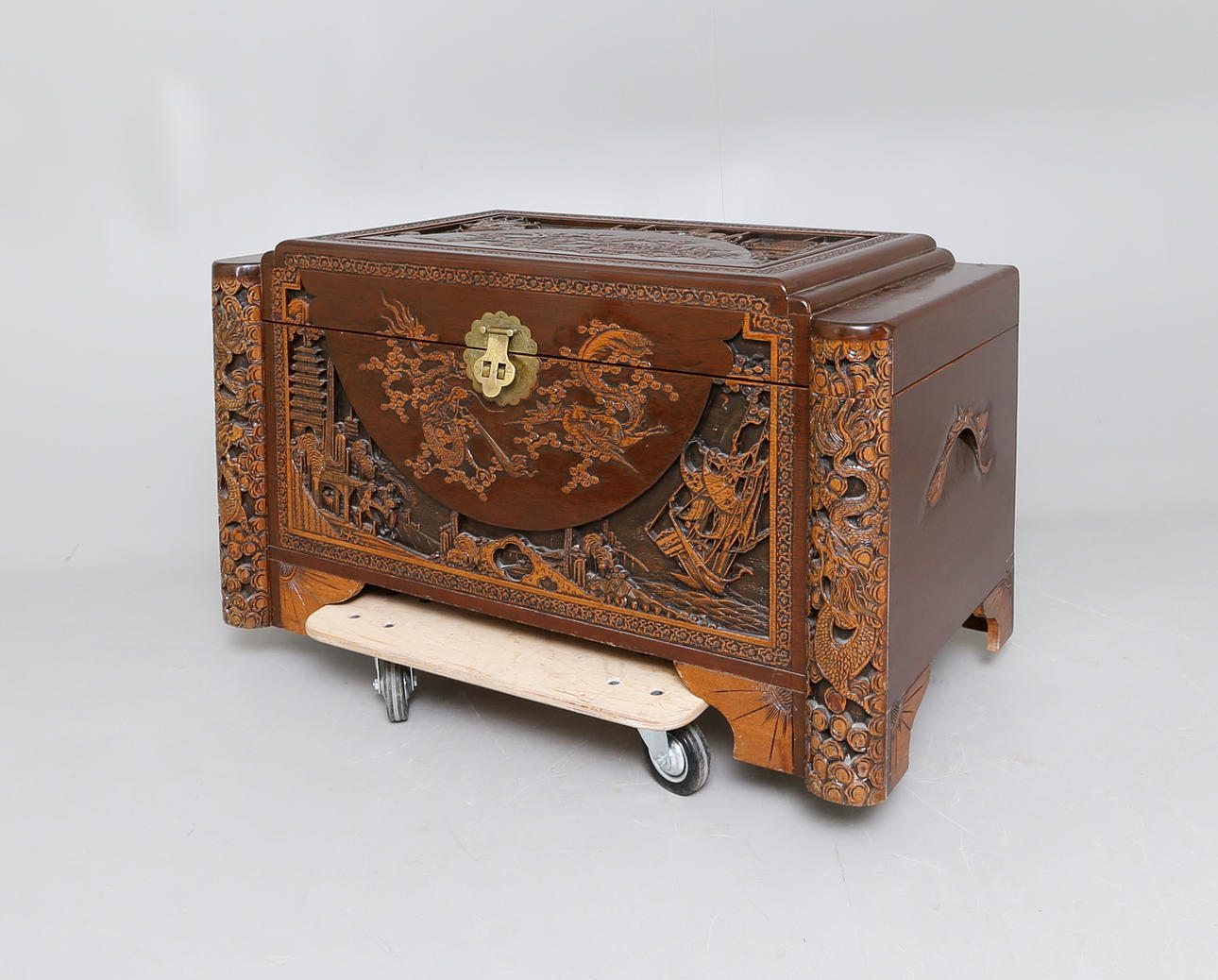 KAMFERKISTA, trä, Kina, 1900-tal.