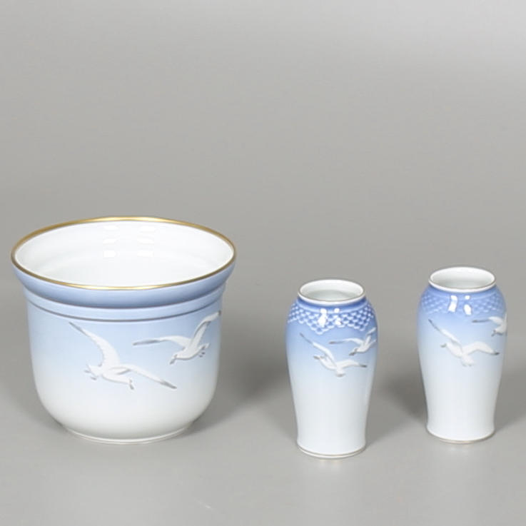 MATSERVISDELAR i porslin, 3 delar, "Blå Måsen", Bing & Gröndal, Danmark.