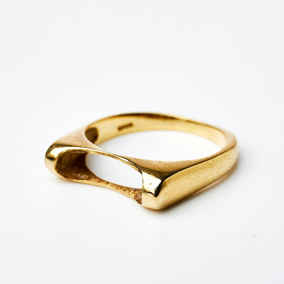 RING, 18k gold, foreign stamps.