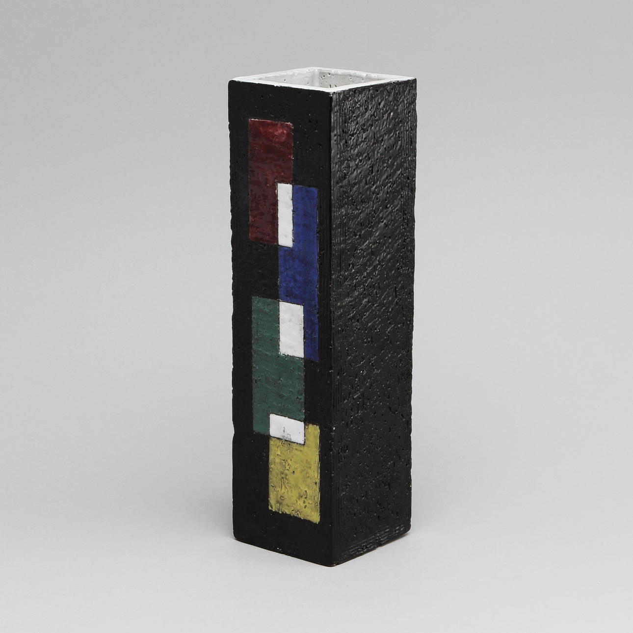 INGRID ATTERBERG. Vas, stengods, Upsala Ekeby, signerad och numrerad 62/100.