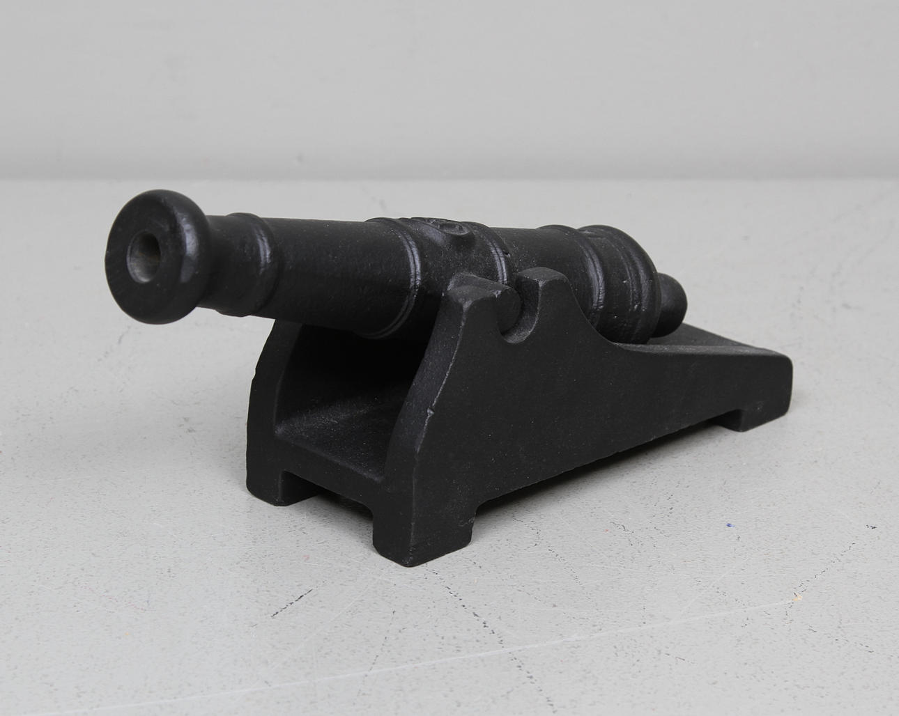 BORDSKANON PÅ LAVETT, järn, Hälleforsnäs bruk, 1900-tal.