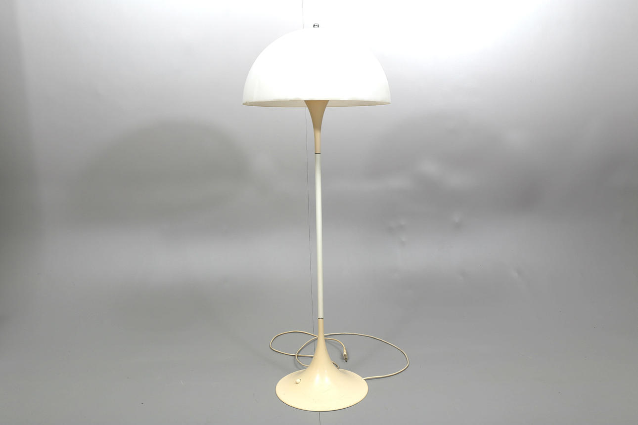 GOLVLAMPA, "Panthella", Louis Poulsen, design Verner Panton.