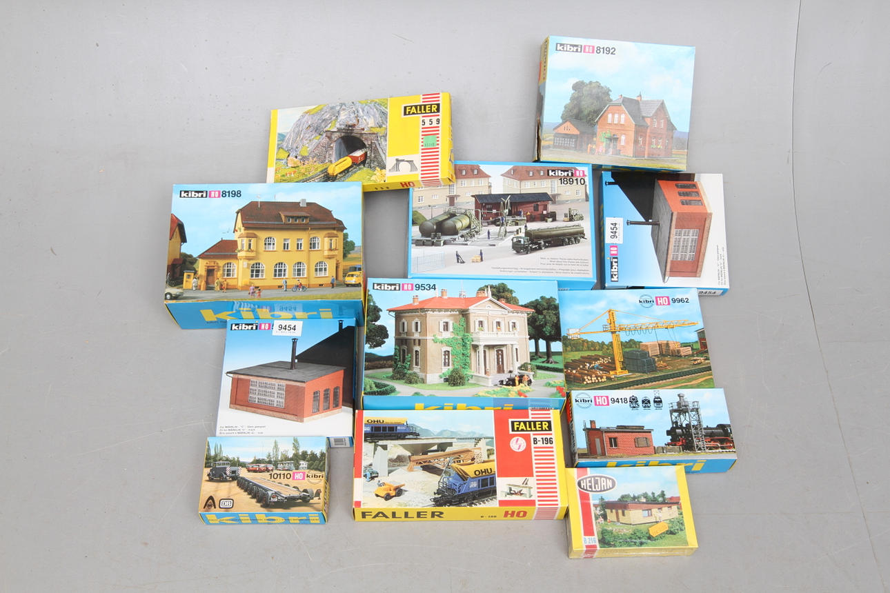MODELLTÅG byggnader med mera. KIBRI, HELJAN, FALLER. 12 stycken i originalkartonger.