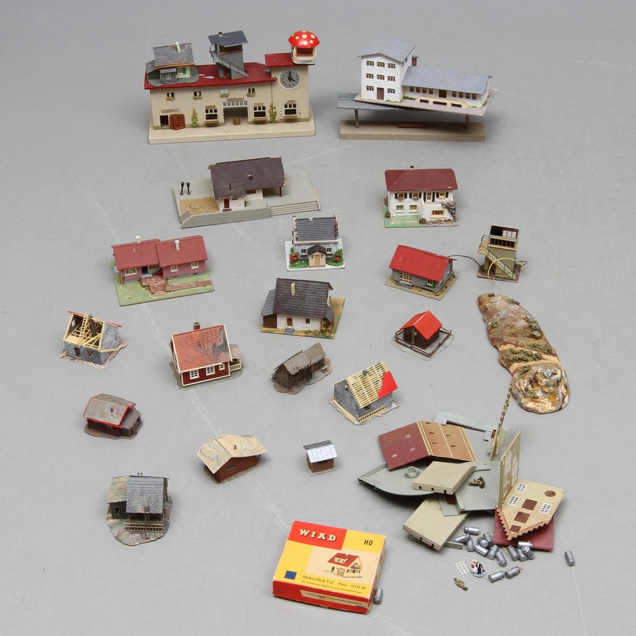 MODELLTÅG Byggnader med mera. Bland annat Faller. Cirlka 25 delar.
