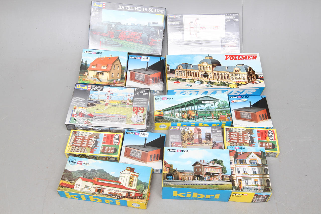MODELLTÅG Byggnader med mera. Bland annat KIBRI, Revell, Vollmer med flera. Cirlka 15 delar i originalkartonger.
