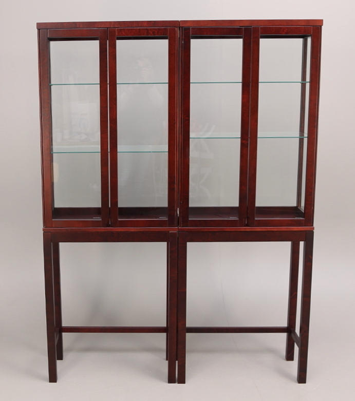 VITRINSKÅP, ett par, mahognyfärgade, Ikea, sent 1900-tal.