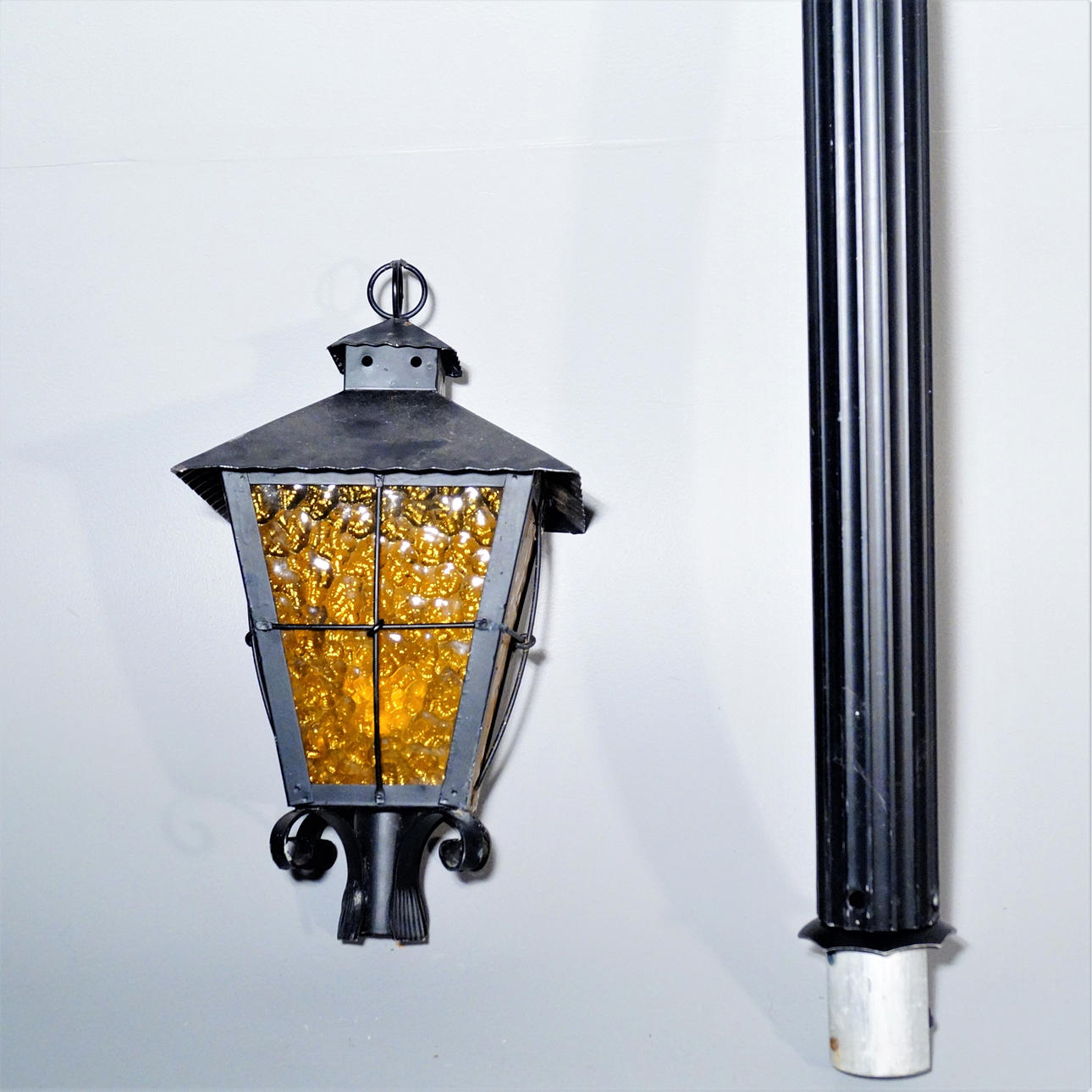 LYKTA MED STOLPE, smide och glas.