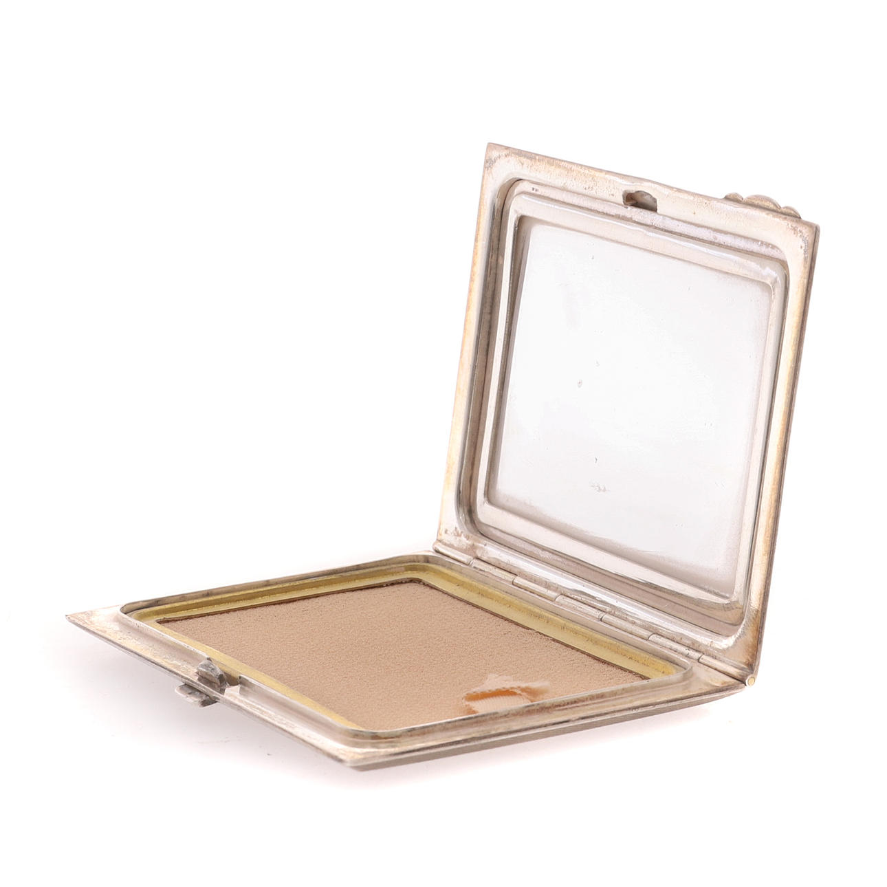 AN ART DECO RECTANGULAR ENGINE TURNED SILVER COMPACT.