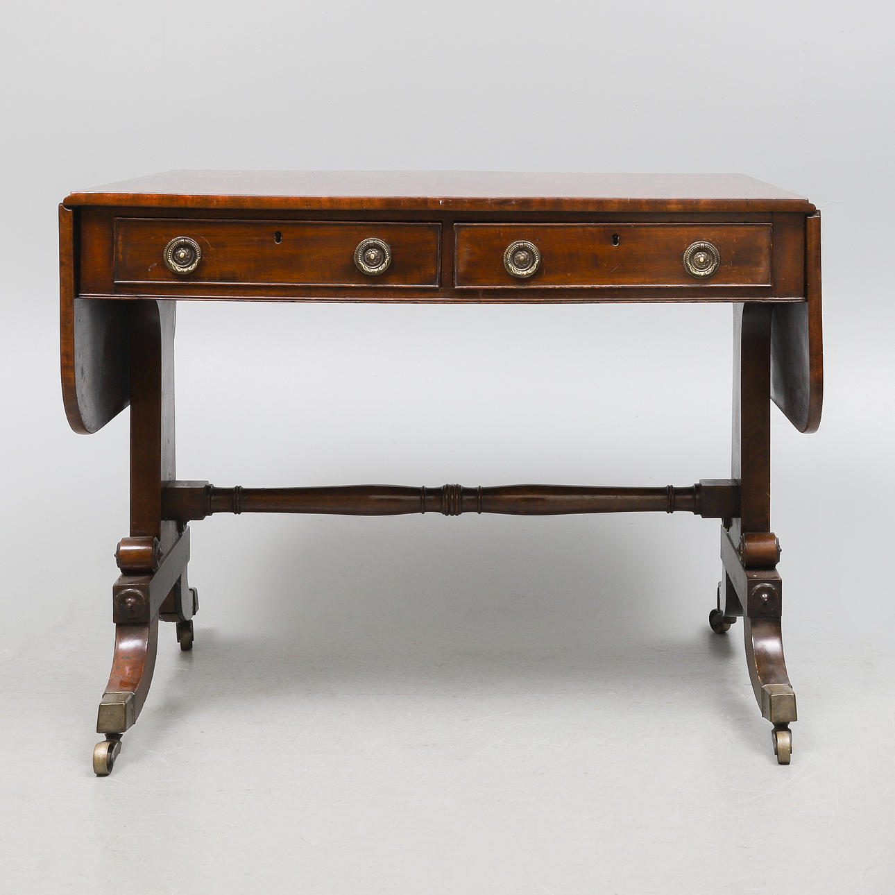 A REPRODUCTION REGENCY STYLE MAHOGANY TULIPWOOD CROSSBANDED SOFA TABLE, CIRCA 1900.
