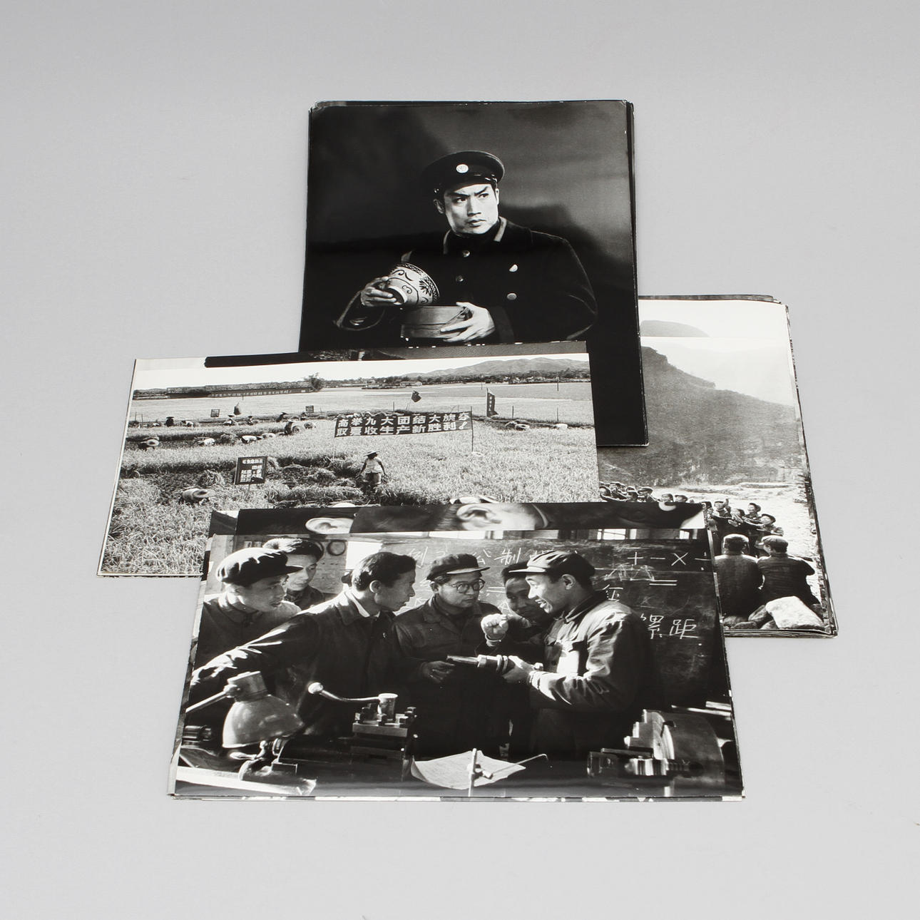 FOTOGRAFIER, ca 50 st, motiv av teatrar, fabriker, Mao och landsbygd, Kina, 1900-talets tredje kvartal.