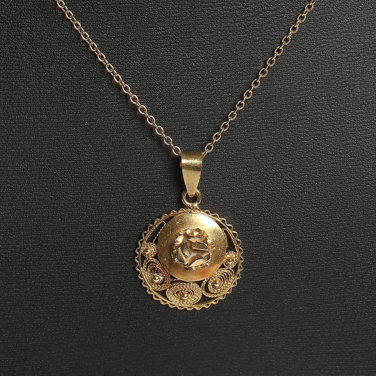 HÄNGE, 18k guld "filigranarbete", med KEDJA 14k guld, 1900-tal. Vikt 5 gram.