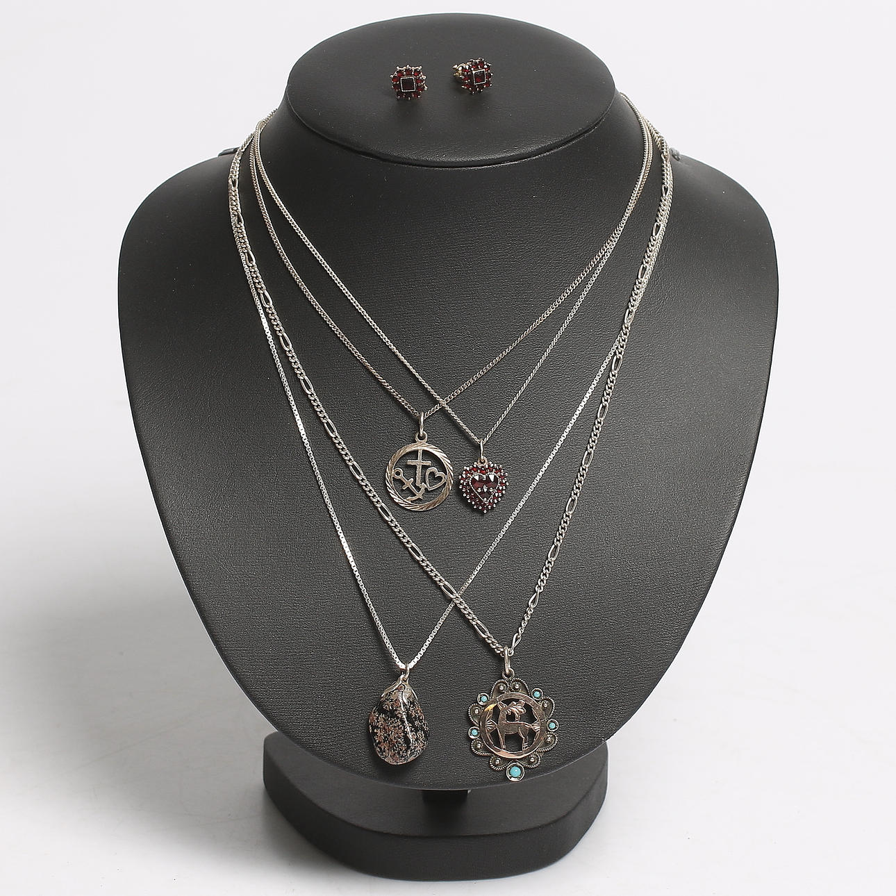 HALSKEDJOR med HÄNGEN, 4 st, samt ÖRHÄNGEN, ett par, silver. 1900-tal.