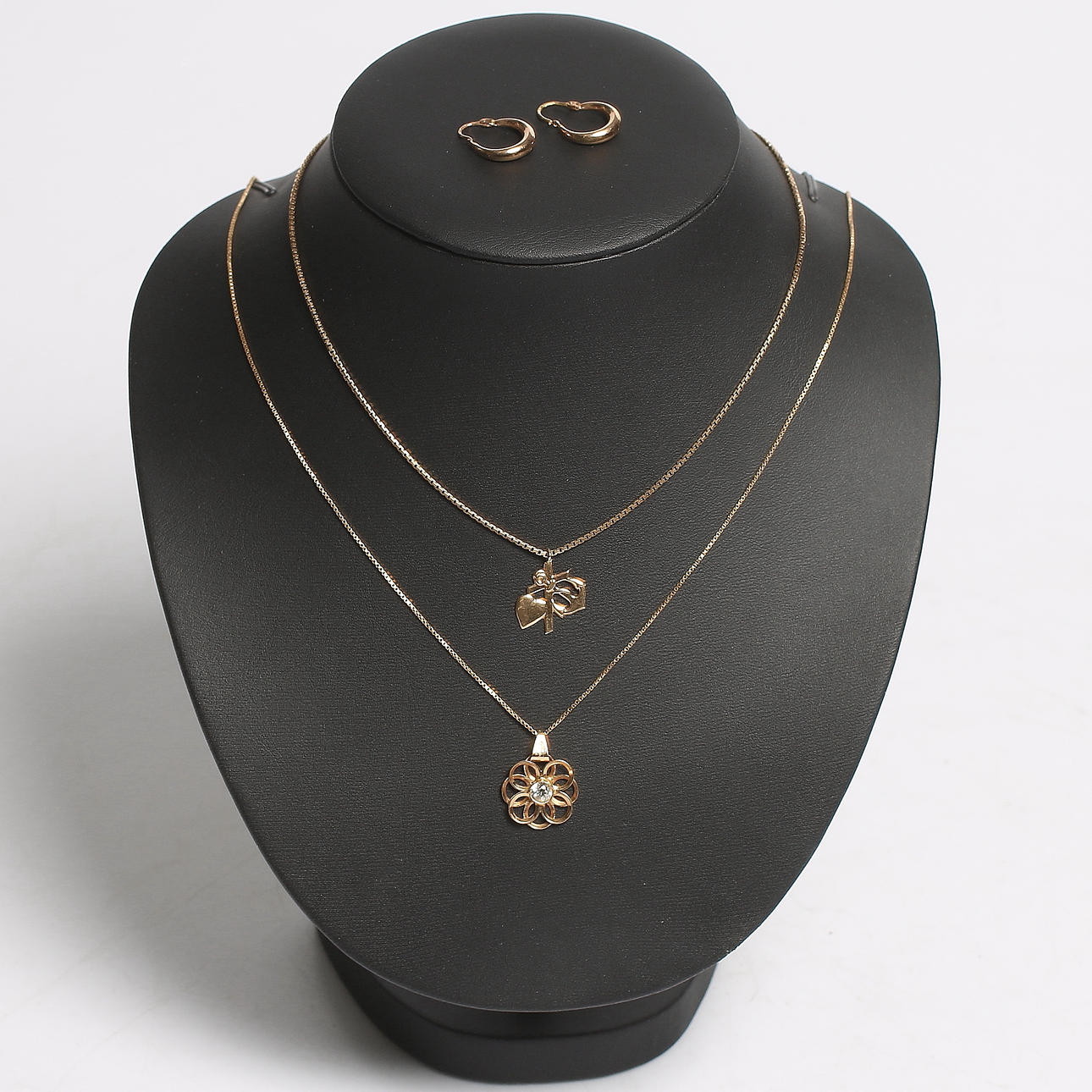 KEDJOR med HÄNGEN, 2 st, samt ÖRHÄNGEN, ett part, 18 k guld. 1900-tal. Vikt 11 gram.