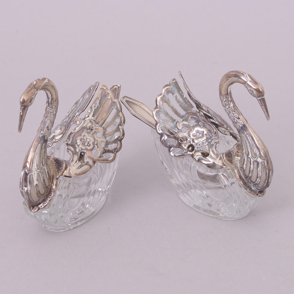 SALTKAR i form av svanar, 1 par, nysilver/glas.