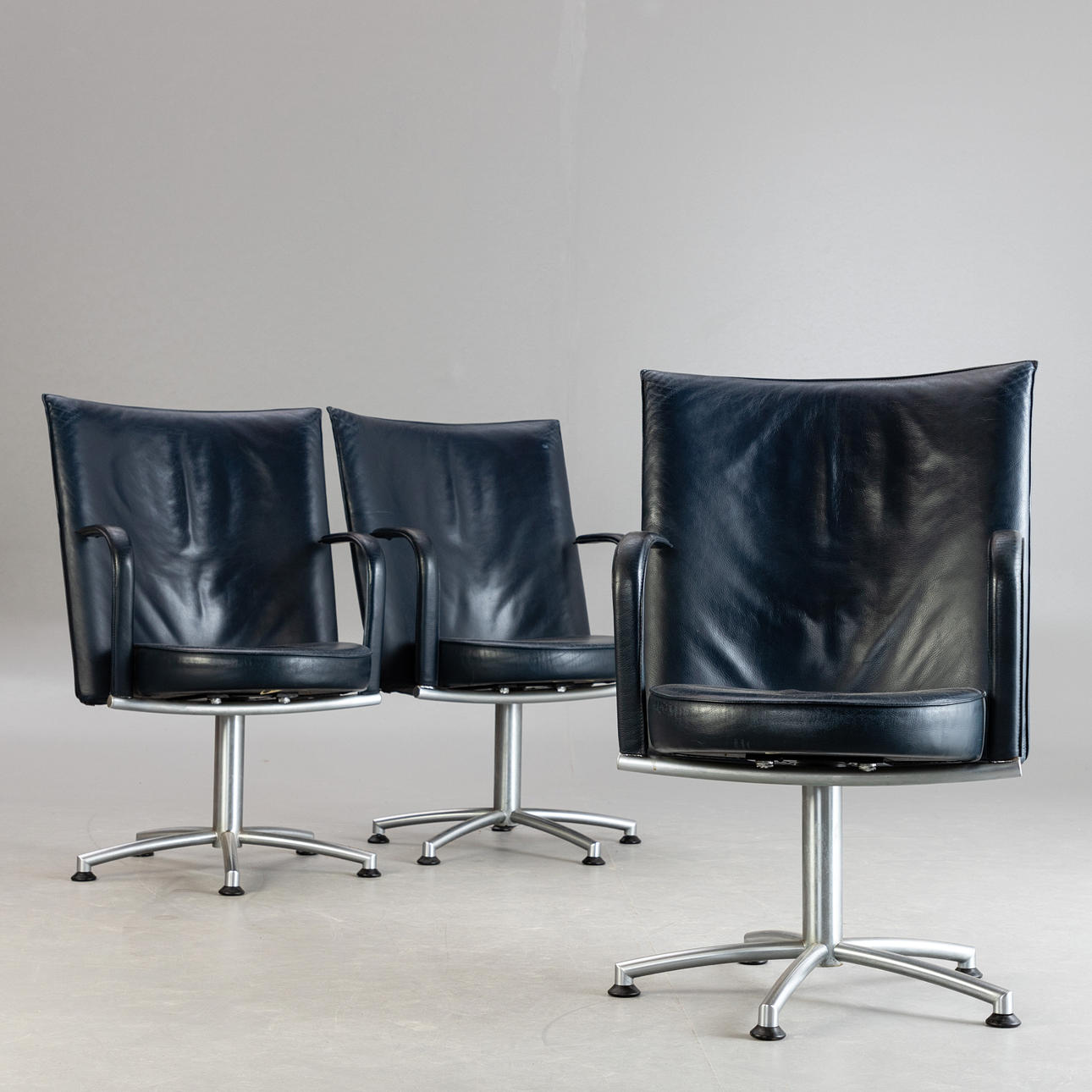 ERIK JØRGENSEN. 3 Drehsessel, dunkelblaues Leder. Dänemark.