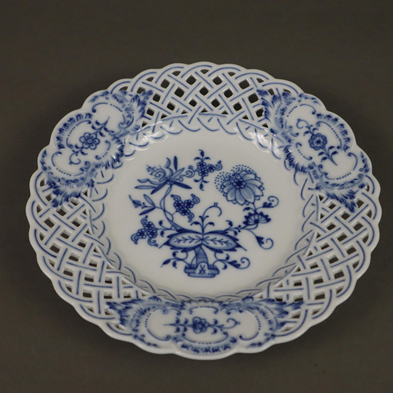 - Breakthrough plate - Meissen, porcelain, underglaze blue onion pattern.