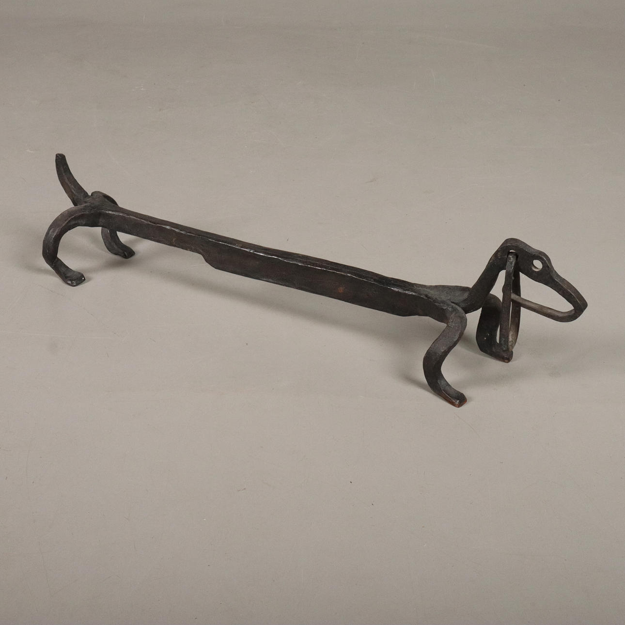 ELDHUND "perro salchicha", hierro.