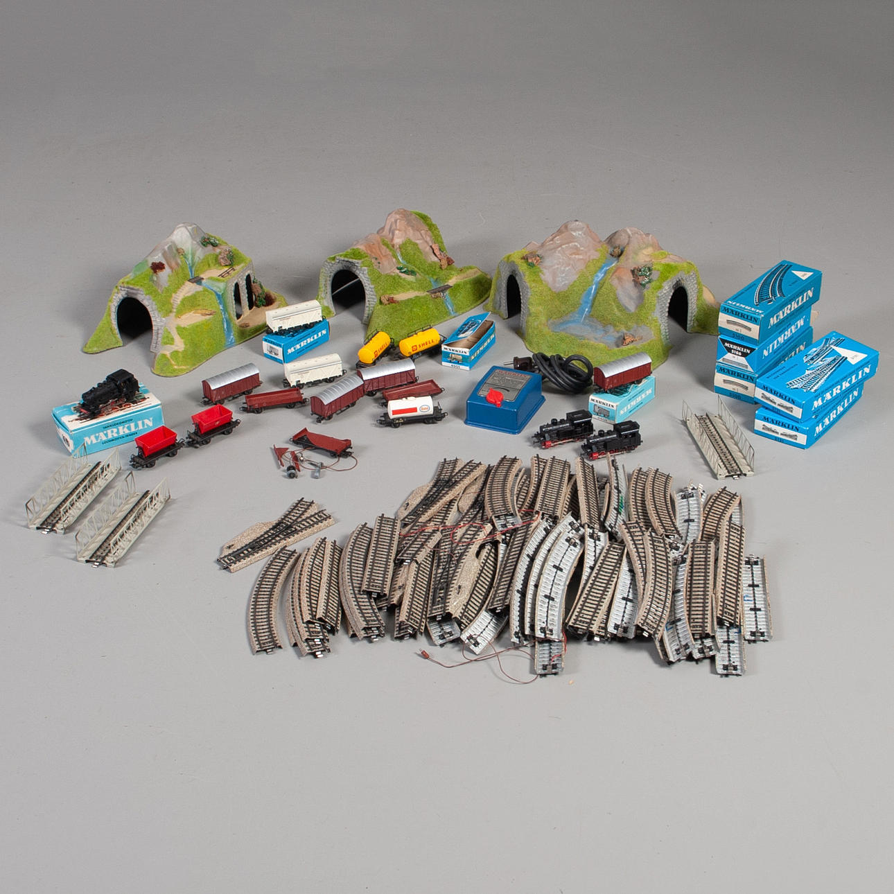 MÄRKLIN. tåg, vagnar, räls, tunlar, ca 85 delar.