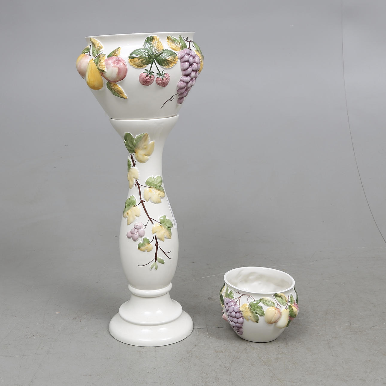 PIEDESTAL MED KRUKA SAMT KRUKA, 1900-talets andra hälft.