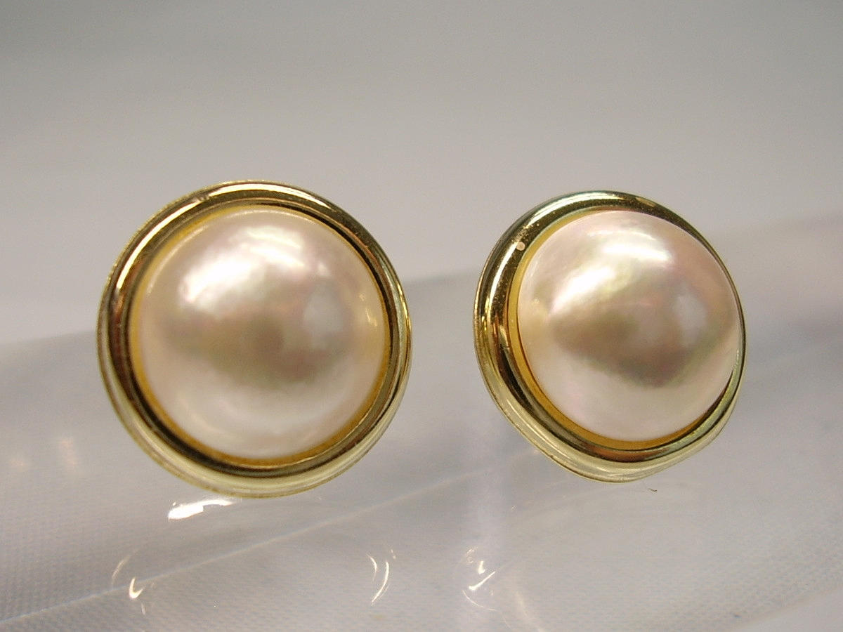 MABÉ PEARL STUD EARRINGS 14 CARAT GOLD.