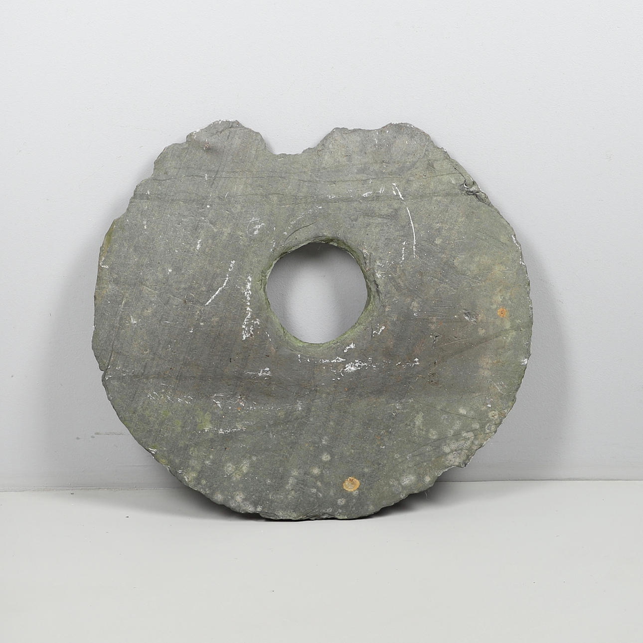 A MODERN SLATE SCULPTURE.